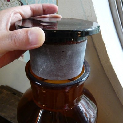 古いガラス瓶　蓋付き（BR） 2