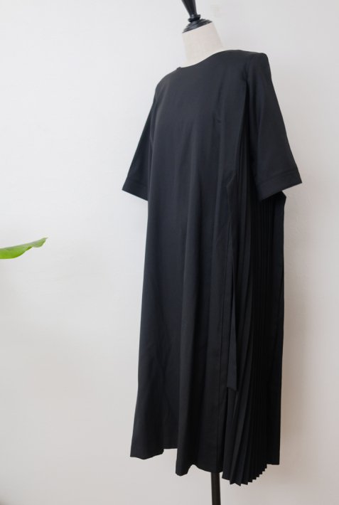 Kelen ケレン Side Pleats Dress Cake Black ワンピース Hafen ハーフェン 北欧 ヨーロッパの雑貨 ポスターを扱う通販ショップ