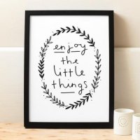 OLD ENGLISH CO. | ENJOY THE LITTLE THINGS PRINT(BLACK/WHITE BACKGROUND) | A3 アートプリント/ポスター【アウトレット】の商品画像