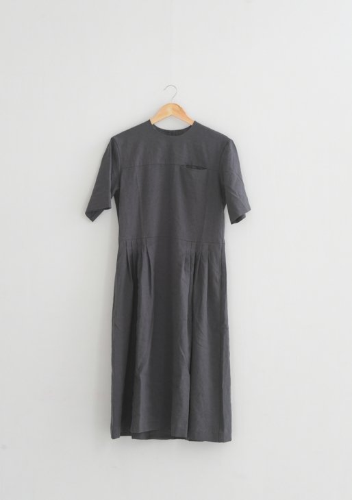 the last flower of the afternoon | 月暈のtucked dress (charcoal