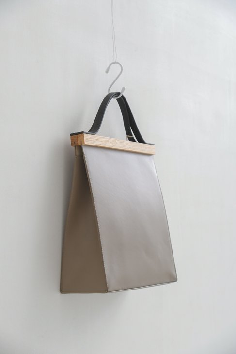 yuruku (ユルク) | Clap Wood Square Hand Bag (gray) | ハンドバッグ