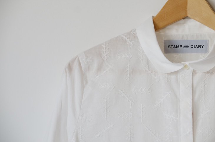 STAMP AND DIARY | ラウンドカラーバックタックブラウス (white