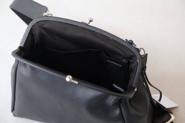 POMTATA ポンタタ　丸型　ハンドバッグ　カバン　鞄　黒　ブラック