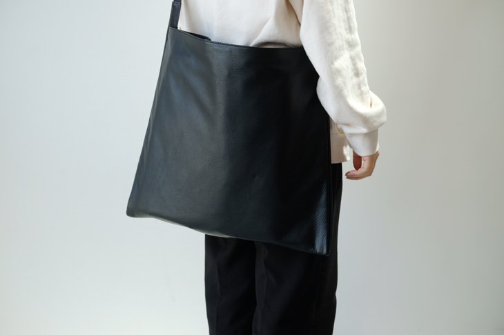 POMTATA (ポンタタ) | OWEN LEATHER FLAT TOTE (black) | 鞄