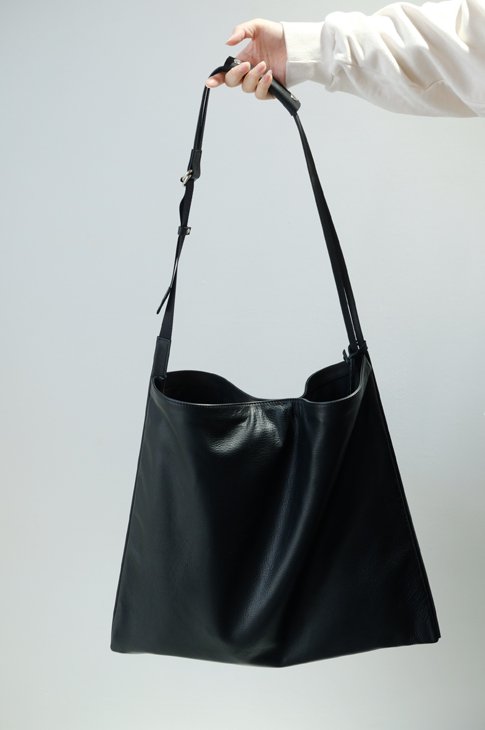 POMTATA (ポンタタ) | OWEN LEATHER FLAT TOTE (black) | 鞄