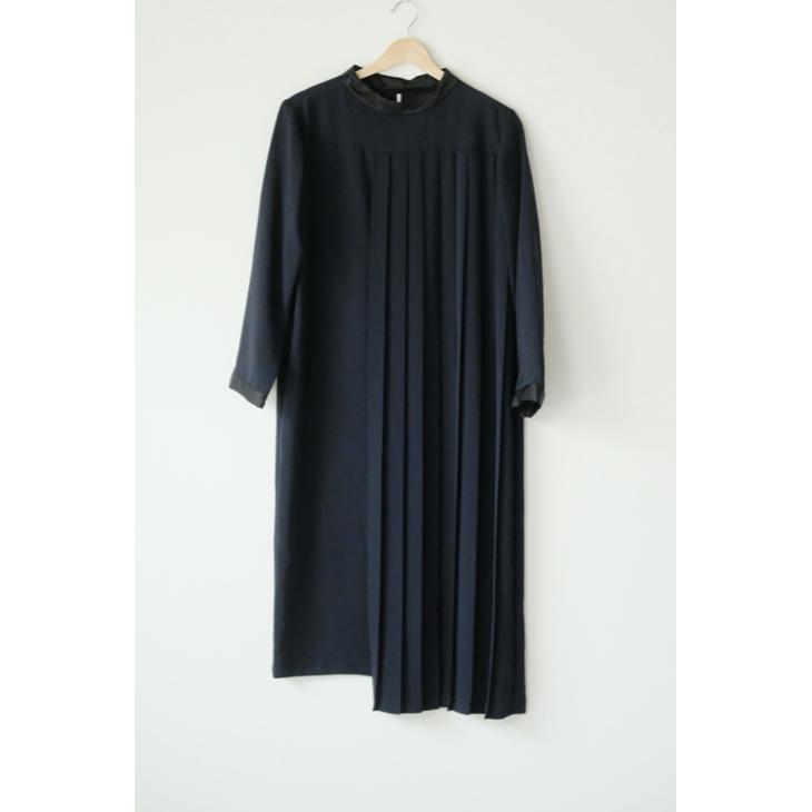 WHYTO. (ホワイト) | ASYMMETRY PLEATS DRESS (navy) | 送料無料