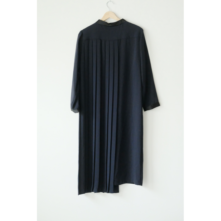 WHYTO. (ホワイト) | ASYMMETRY PLEATS DRESS (navy) | 送料無料