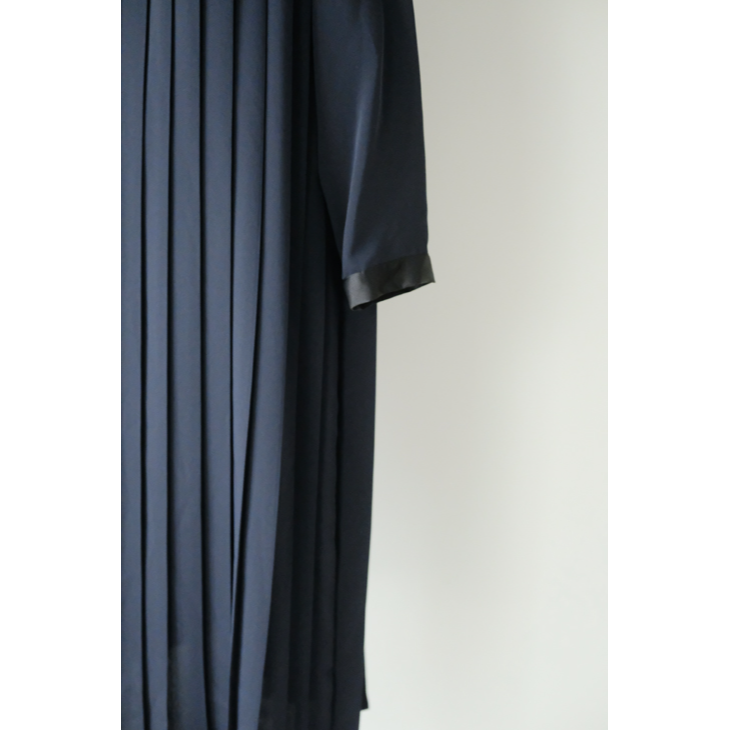 WHYTO. (ホワイト) | ASYMMETRY PLEATS DRESS (navy) | 送料無料