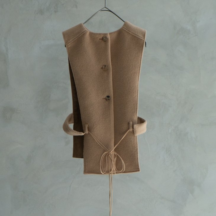 the last flower of the afternoon | 路傍の月 logger vest (camel