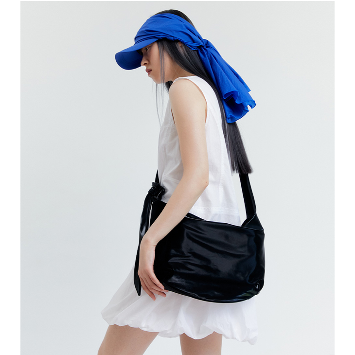 ACOC (アコック) | Glossy Halfmoon Cross Bag (black) | ハーフ