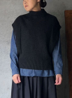 <img class='new_mark_img1' src='https://img.shop-pro.jp/img/new/icons47.gif' style='border:none;display:inline;margin:0px;padding:0px;width:auto;' />comm.arch. Hand Framed Super Merino SleevelessCoalmine