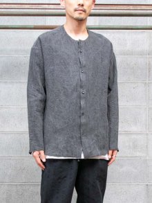 individualsentimentsDRY LINEN CHARCOAL DYNING Collarless Shirt / DARK SUMI GRAY<img class='new_mark_img2' src='https://img.shop-pro.jp/img/new/icons1.gif' style='border:none;display:inline;margin:0px;padding:0px;width:auto;' />