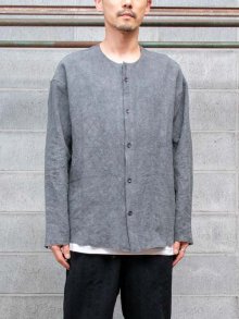 individualsentimentsDRY LINEN CHARCOAL DYNING Collarless Shirt / SUMI GRAY<img class='new_mark_img2' src='https://img.shop-pro.jp/img/new/icons1.gif' style='border:none;display:inline;margin:0px;padding:0px;width:auto;' />
