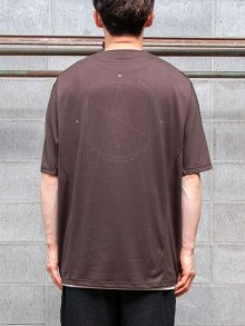 DEVOA Short sleeve astronomy print : C /BROWN<img class='new_mark_img2' src='https://img.shop-pro.jp/img/new/icons1.gif' style='border:none;display:inline;margin:0px;padding:0px;width:auto;' />