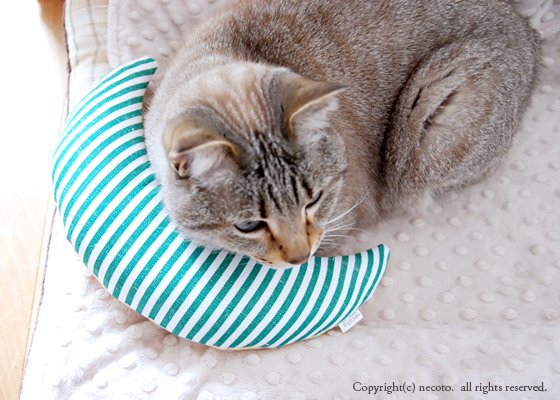キャットピロー クロワッサン キリムBLUE001【タッセル付き】猫用枕