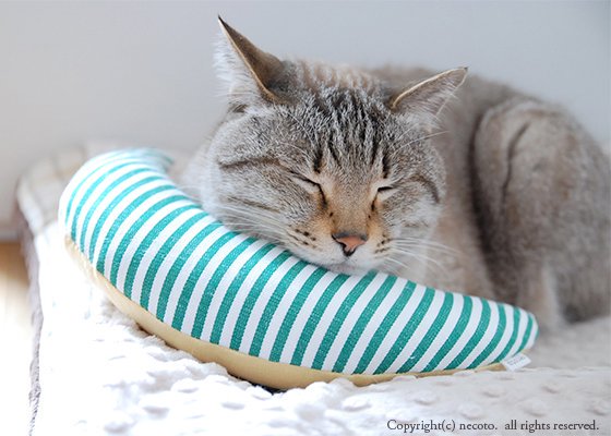キャットピロー クロワッサン キリムRED001【タッセル付き】猫用枕