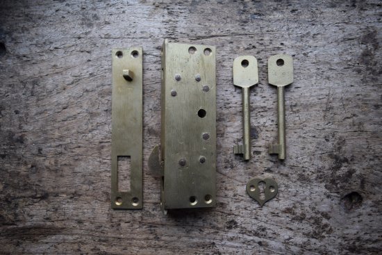 NO.9136 古い真鍮鋳物の本締錠兼鎌錠 114mm 検索用語→Aアンティーク 