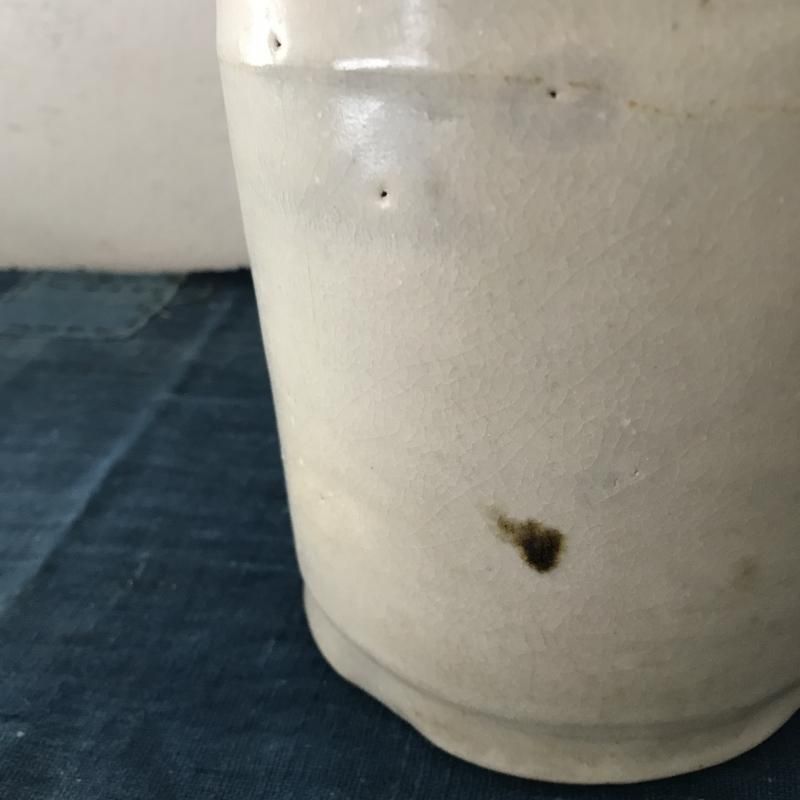 とろみを感じる白い壺 - TSUMUGISYOUKAI