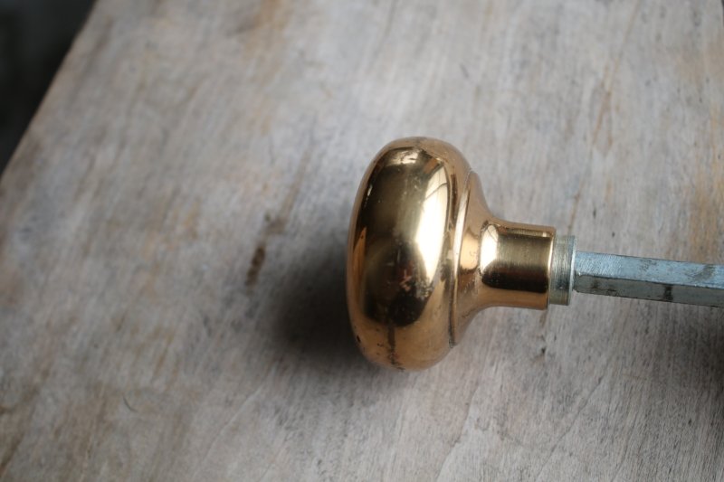 SHOWA 真鍮ドアノブ鍵穴プレート付き BS64ミリ 鍵付き 型750 - つむぎ商會
