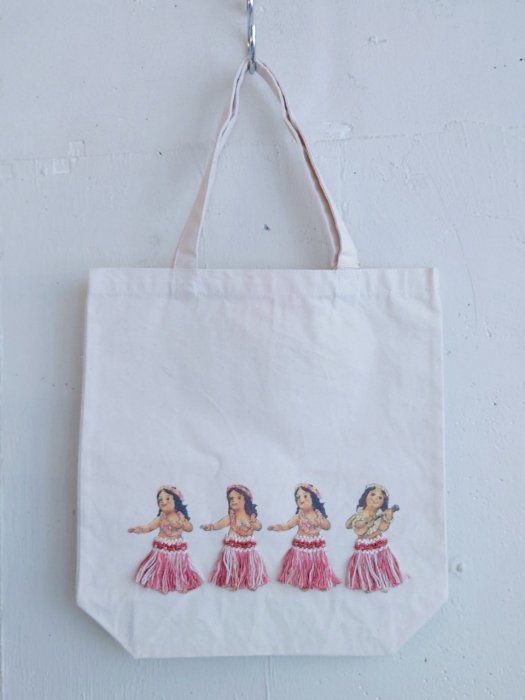 HULA GIRL TOTE BAG 2022<img class='new_mark_img2' src='https://img.shop-pro.jp/img/new/icons20.gif' style='border:none;display:inline;margin:0px;padding:0px;width:auto;' />