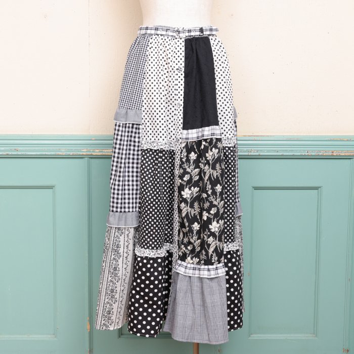 MULTI TIERED SKIRT -MONOTONE CRAZY-<img class='new_mark_img2' src='https://img.shop-pro.jp/img/new/icons8.gif' style='border:none;display:inline;margin:0px;padding:0px;width:auto;' />