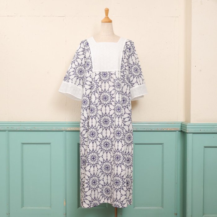 FLARE SLEEVE DRESS / LIBERTY -Versailles-<img class='new_mark_img2' src='https://img.shop-pro.jp/img/new/icons8.gif' style='border:none;display:inline;margin:0px;padding:0px;width:auto;' />