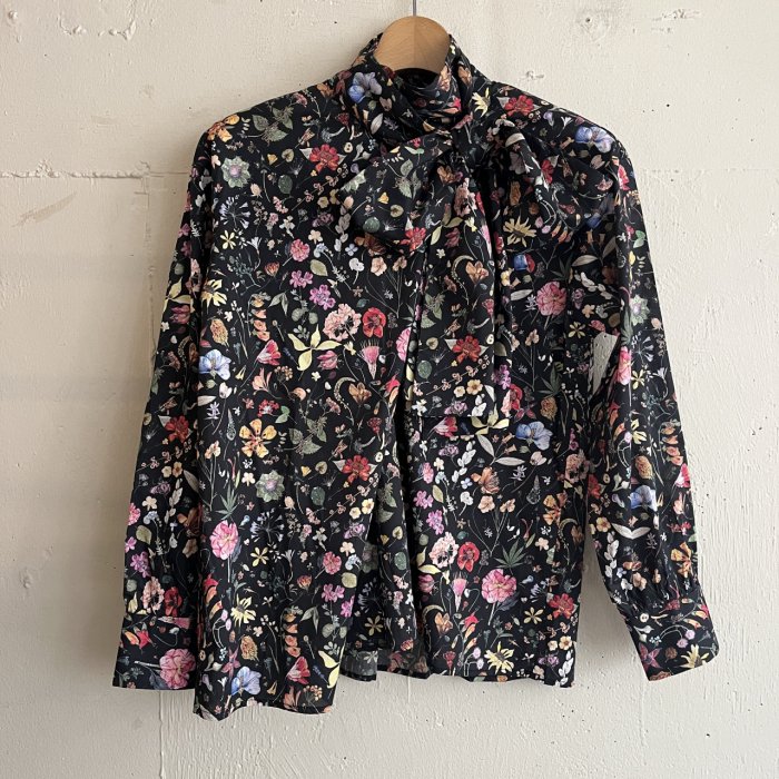 BOW TIE BLOUSE / LIBERTY.<img class='new_mark_img2' src='https://img.shop-pro.jp/img/new/icons8.gif' style='border:none;display:inline;margin:0px;padding:0px;width:auto;' />