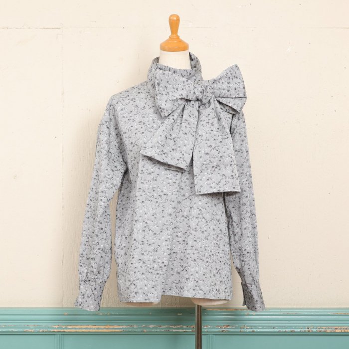 BOW TIE BLOUSE / FLOWER JACQUARD<img class='new_mark_img2' src='https://img.shop-pro.jp/img/new/icons8.gif' style='border:none;display:inline;margin:0px;padding:0px;width:auto;' />