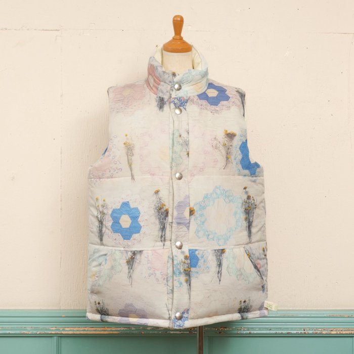 REVERSIBLE VEST -QUILTVANILLA-<img class='new_mark_img2' src='https://img.shop-pro.jp/img/new/icons8.gif' style='border:none;display:inline;margin:0px;padding:0px;width:auto;' />