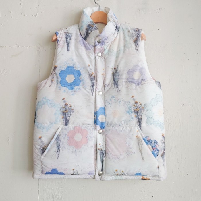 REVERSIBLE VEST -QUILTVANILLA-<img class='new_mark_img2' src='https://img.shop-pro.jp/img/new/icons8.gif' style='border:none;display:inline;margin:0px;padding:0px;width:auto;' />