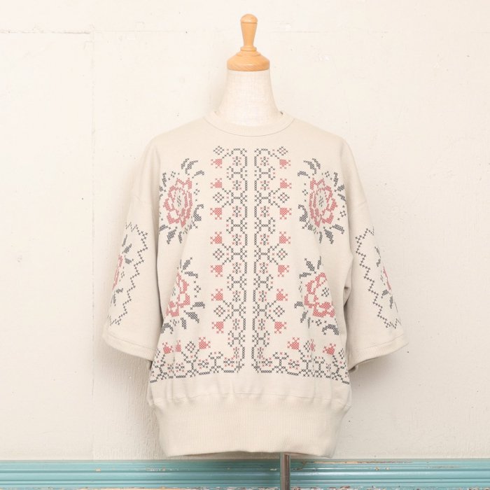 CROSS STITCH FLOWER PRINT HALF SLEEVE SWEAT -NATURAL-<img class='new_mark_img2' src='https://img.shop-pro.jp/img/new/icons8.gif' style='border:none;display:inline;margin:0px;padding:0px;width:auto;' />