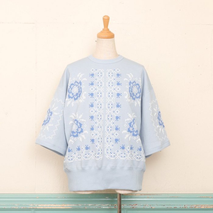 CROSS STITCH FLOWER PRINT HALF SLEEVE SWEAT -SAX-<img class='new_mark_img2' src='https://img.shop-pro.jp/img/new/icons8.gif' style='border:none;display:inline;margin:0px;padding:0px;width:auto;' />