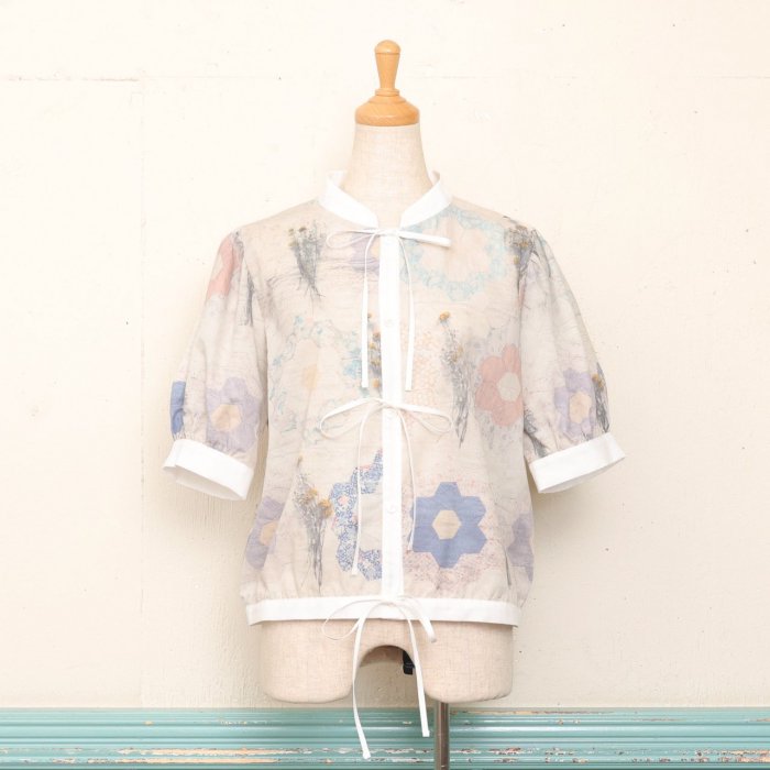 RIBBON BLOUSE -QUILT PRINT-<img class='new_mark_img2' src='https://img.shop-pro.jp/img/new/icons8.gif' style='border:none;display:inline;margin:0px;padding:0px;width:auto;' />