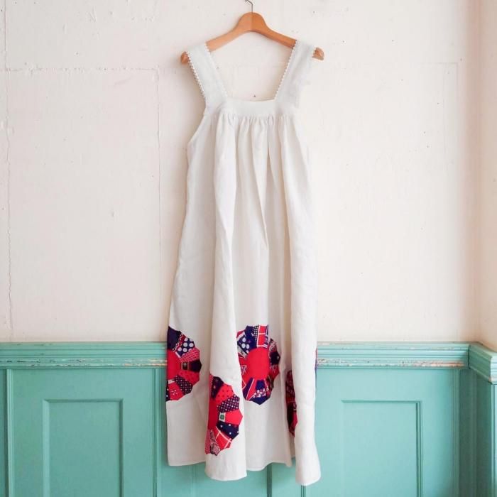 TRICOLORWHITELINEN N/S DRESS with Dresden Quilt<img class='new_mark_img2' src='https://img.shop-pro.jp/img/new/icons8.gif' style='border:none;display:inline;margin:0px;padding:0px;width:auto;' />