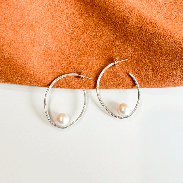 <img class='new_mark_img1' src='https://img.shop-pro.jp/img/new/icons8.gif' style='border:none;display:inline;margin:0px;padding:0px;width:auto;' />Marquise hoop pierce pearl