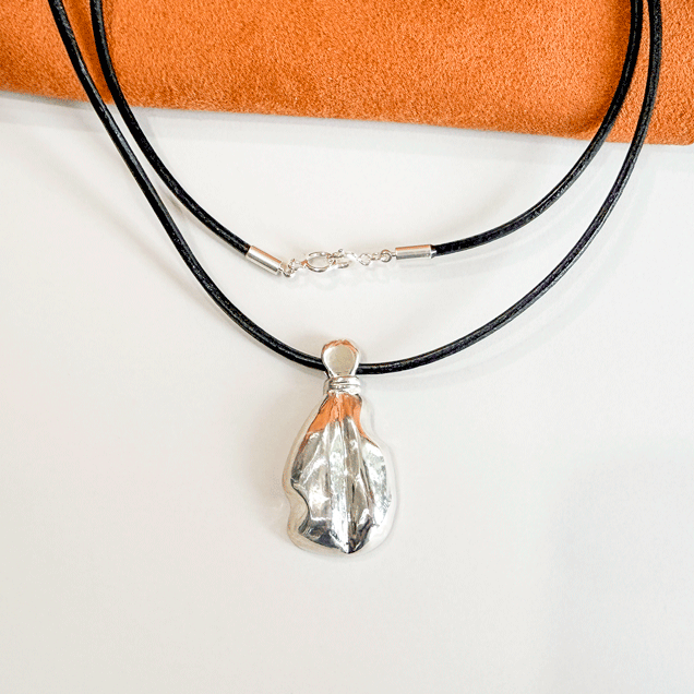 <img class='new_mark_img1' src='https://img.shop-pro.jp/img/new/icons8.gif' style='border:none;display:inline;margin:0px;padding:0px;width:auto;' />Bottle leather necklace