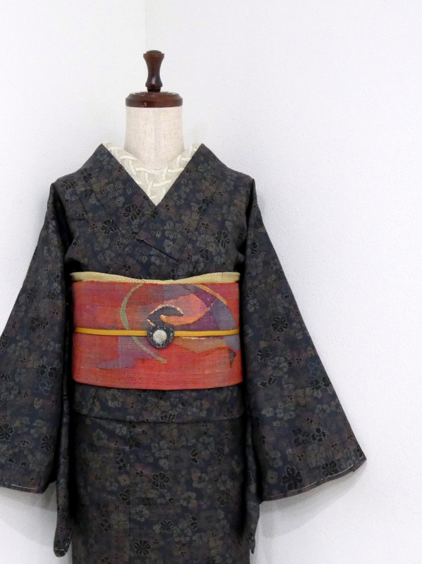 刺繍入り大島紬　雅楽器尽くし　黒地　正絹　身丈164裄66.5⭐︎着物のみ 楽天市場】【新古品】 本場大島紬 着物 大島紬 未使用 正絹 袷