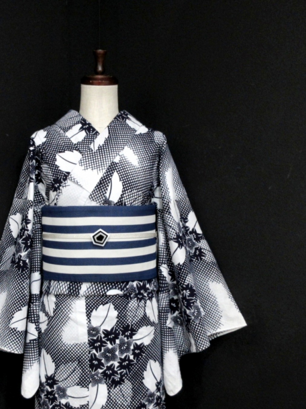 【匿名配送】紺×白　型染め夏着物　美品　裄長め 手染め注染 型染浴衣 濃紺 幻想的な胡蝶の夢を注染技法で表現