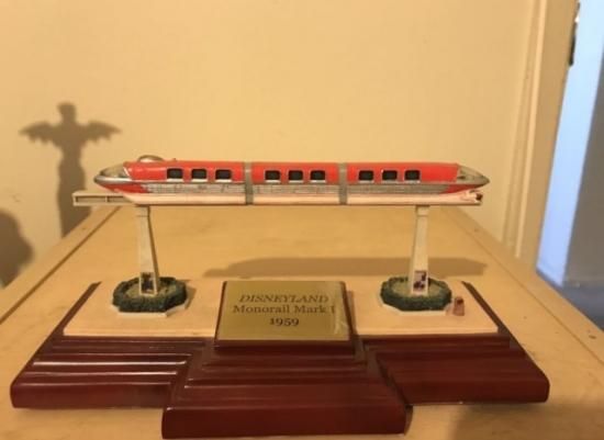 ディズニーランド　オルショウスキー　フィギュア　ウォルトディズニー ディズニーフィギュア・グッズ専門店 ディズニーコレクション