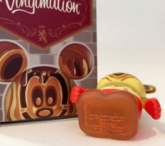 バイナルメーション Vinylmation ミッキーマウス ANNUAL PASSHOLDER WAFFLE MICKEY CHOCOLATE  SYRUP - ディズニーフィギュア・グッズ通販店舗 ディズニーコレクション