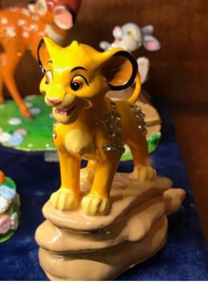 アリバスブラザーズ Disney Arribas ライオン・キング シンバ Hinged Trinket Box フィギュア -  ディズニーフィギュア・グッズ通販店舗 ディズニーコレクション