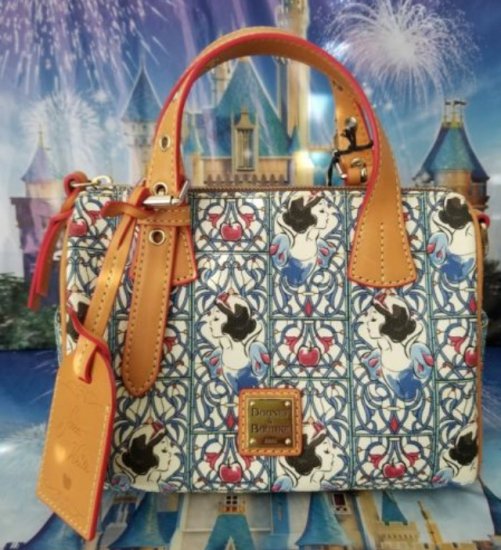 Dooney & Bourke ドゥニー&バーグ 白雪姫 Barrel Poison Apple バッグ - ディズニーフィギュア・グッズ通販店舗  ディズニーコレクション