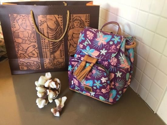 ディズニー アウラニ グッズ Dooney & Bourke ドゥニー＆バーグ リュック AULANI Purple Flower -  ディズニーフィギュア・グッズ通販店舗 ディズニーコレクション