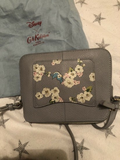 キャスキッドソン CATH KIDSTON 白雪姫 レザー バッグ Singing Birds Foldaway -  ディズニーフィギュア・グッズ通販店舗 ディズニーコレクション