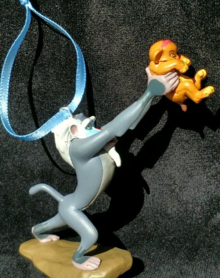 ライオンキング Lion King Rafiki and baby Simba Christmas Ornament ラフィキ シンバ オーナメント  - ディズニーフィギュア・グッズ通販店舗 ディズニーコレクション