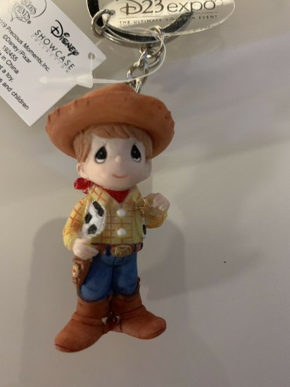 トイ・ストーリー D23 EXPO 2019 TOY STORY Woody Precious Moments Exclusive キーホルダー -  ディズニーフィギュア・グッズ通販店舗 ディズニーコレクション