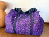 【送料無料】超ビッグ!【45ｘ65ｘ30cm】フラダンス大きなバッグ◆オールインワンバッグ(黒&紫タパ柄）