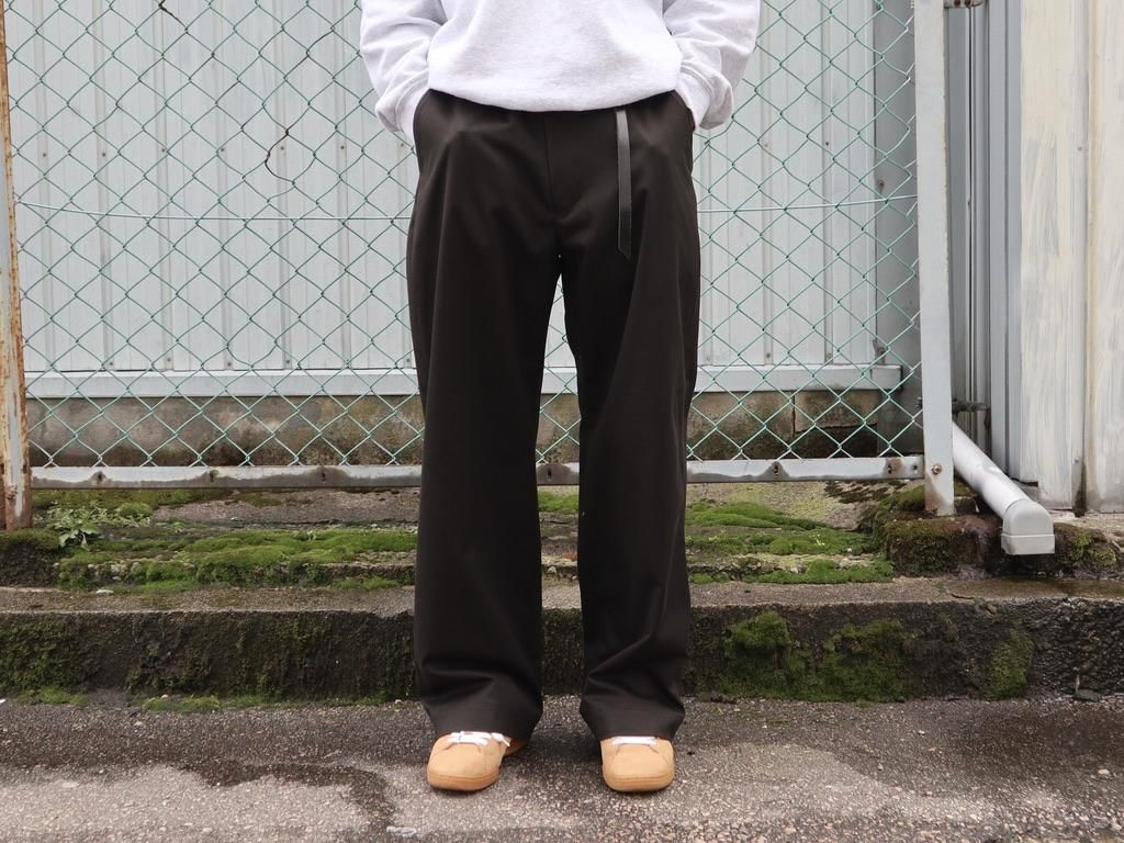 メンズUniversal products no tuck wide chino - チノパン