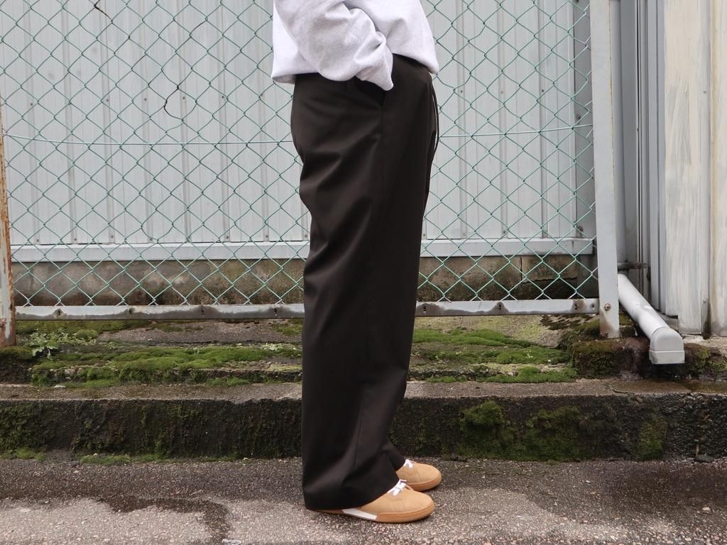 ユニバーサルプロダクツNO TUCK WIDE CHINO TROUSERS裾周り25