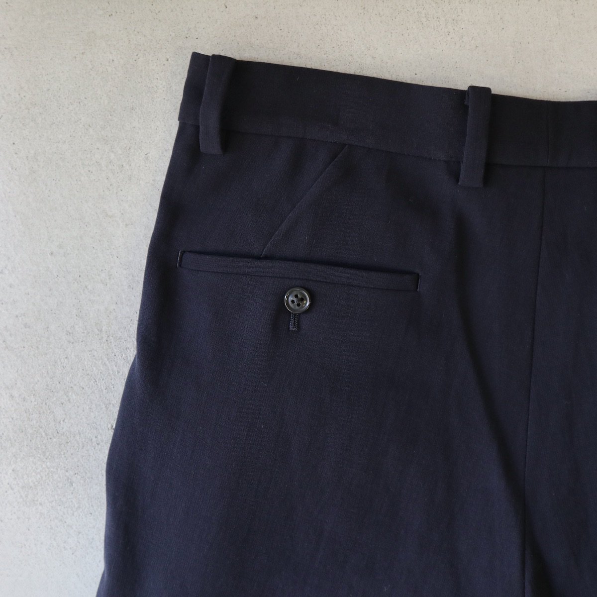 URU / INVERTED PLEATS PANTS-URUの通販EQUAL